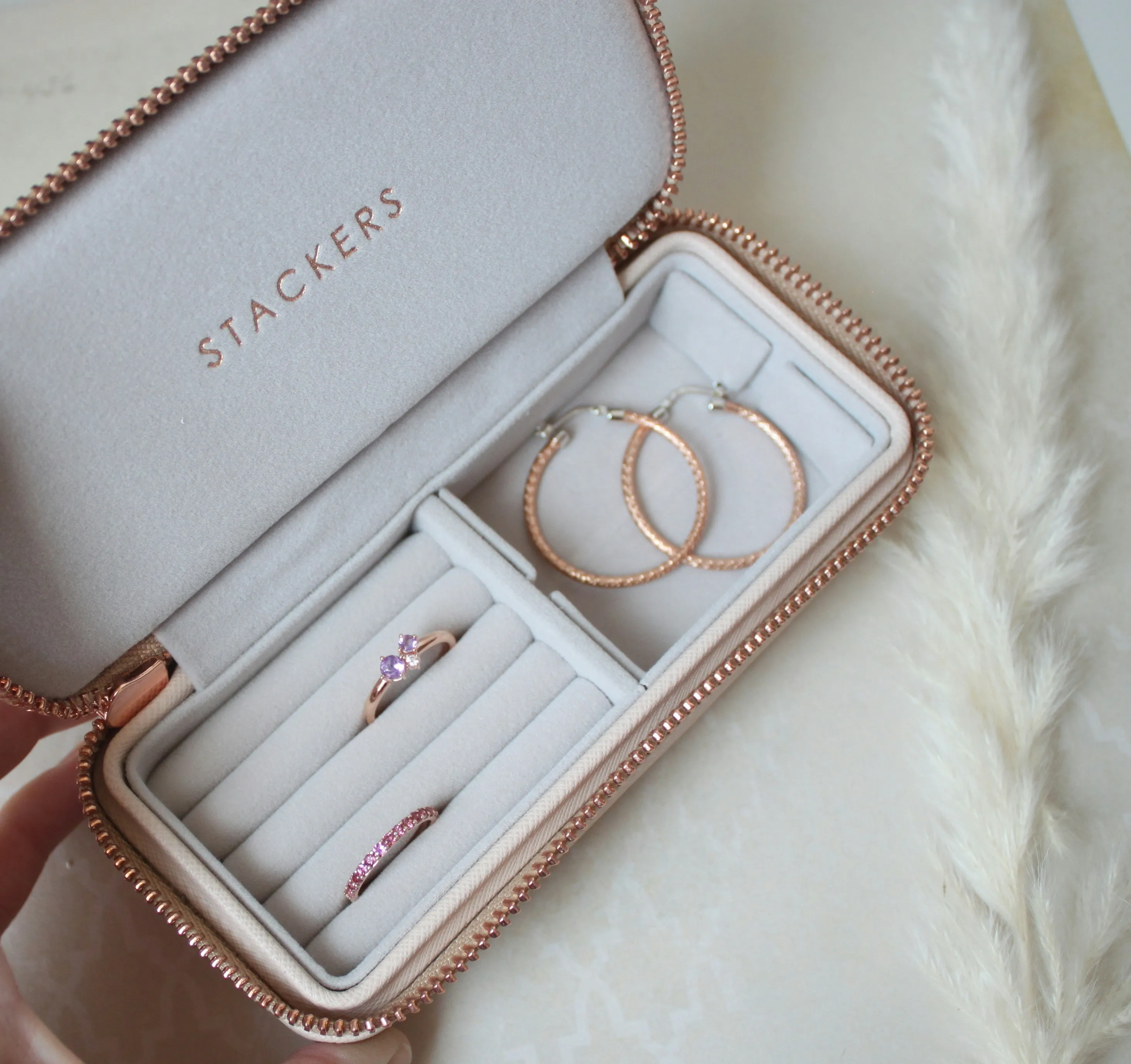 jewelry-case-with-soft-flocking-fiber-interior-perfect-for-rings-and-earrings,-demonstrating-how-flocking-powder-enhances-tactile-and-visual-appeal.